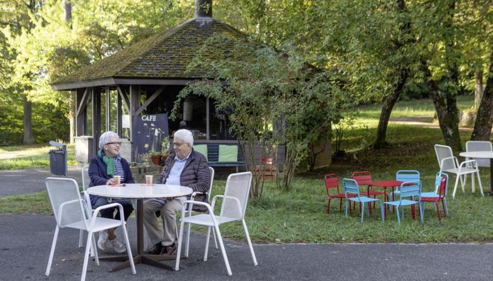 Nach den Quartierbegehungen entstand im Park des Pflegezentrums Geissberg ein Treffpunkt. Heidi und Romuald Bohle (Bild) halfen, ihn zu realisieren. Bild: zVg