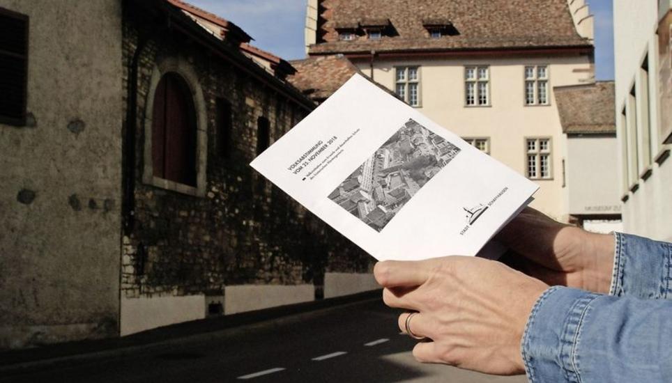 Das Abstimmungsbüchlein zum Klostergeviert wurde an drei Sitzungen im Büro des Grossen Stadtrats diskutiert. Bild: Julia Leppin