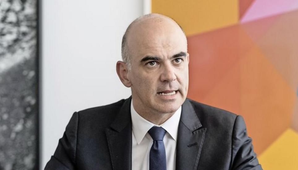 Bei den Sozialdetektiven stellt sich SP-Bundesrat Alain Berset gegen seine Partei. Bild: Key