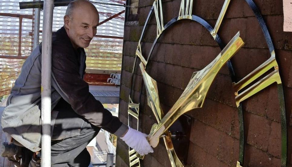 Fritz Geissbühler montierte diese Woche die goldenen Zeiger der Turmuhr auf dem Schulhaus Rosenberg. Bild: Dario Muffler