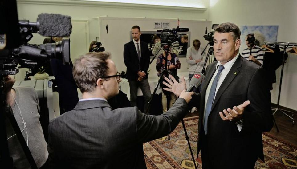 Grosser Medienrummel gestern im Hotel Kronenhof: Christian Amsler steht nach der Lancierung seiner Kandidatur an der FDP-Parteiversammlung lokalen und nationalen Presseleuten Rede und Antwort. Bild: Selwyn Hoffmann