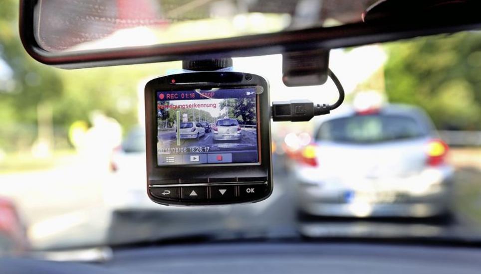 Die Aufnahmen dieses kleinen Geräts, einer sogenannten Dashcam, entzweien die Schweizer Justiz derzeit. Bild: Key