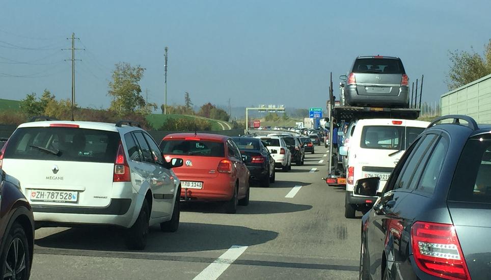 Lange Staus sorgten auf den Strassen im Weinland am frühen Freitagnachmittag für viel Ärger. Bild: M.G