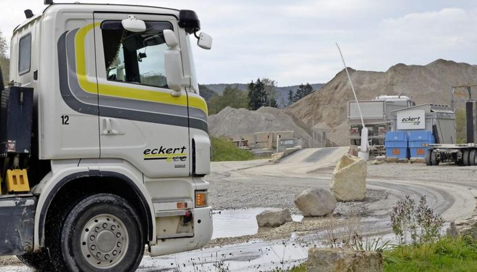 Die Firma Eckert betreibt direkt im Gebiet Beringen-Enge neben der Bahnline eine Recyclinganlage. Anwohner fühlen sich vom Lärm vor allem im Sommer sehr gestört. Bilder: Luc Müller