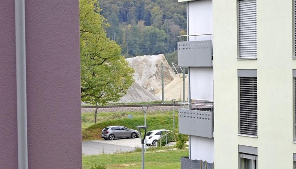 Die Firma Eckert betreibt direkt im Gebiet Beringen-Enge neben der Bahnline eine Recyclinganlage. Anwohner fühlen sich vom Lärm vor allem im Sommer sehr gestört. Bilder: Luc Müller