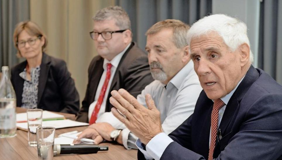 «Die Schweizer Bauern sind exzellent ausgebildet», sagte der Ökonom Rudolf Strahm (rechts). Mit ihm diskutierten Nationalrätin Martina Munz, Moderator Jürg Niklaus und Swissmilk-Präsident Hanspeter Kern (v. l.). BILD SELWYN HOFFMANN