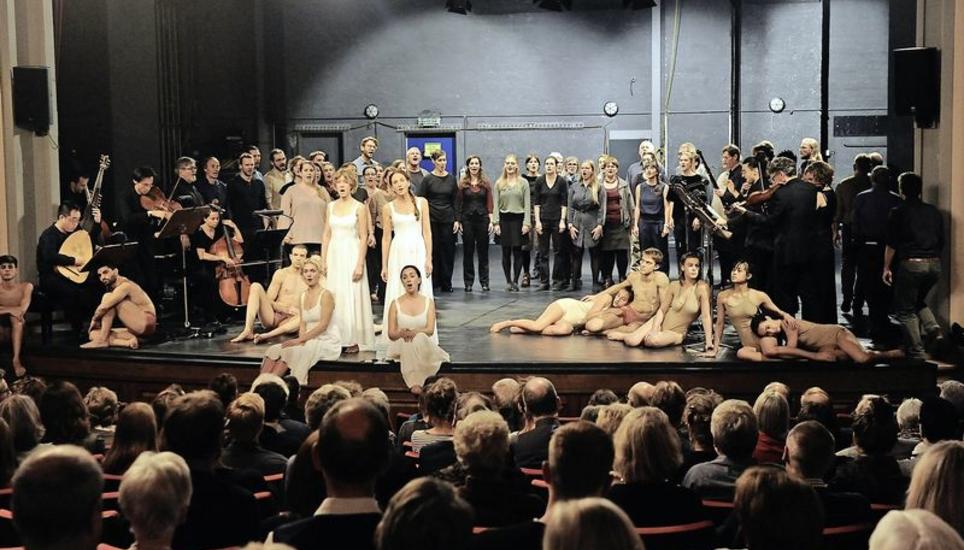 Auf der Höhe der Zeit: Chorsänger, Tänzer, Solistinnen und Orchester beim Schlussbild auf der Bühne des Stadttheaters. Bild: Bruno Bührer