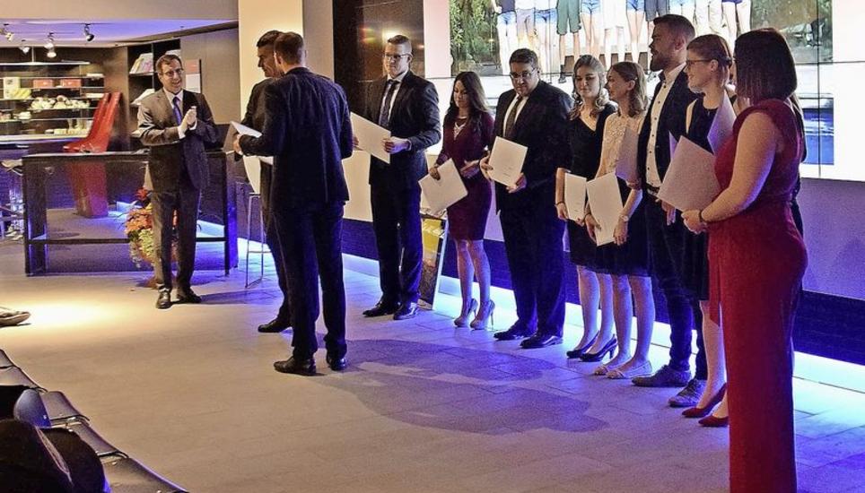 Stolz auf das Geleistete: die Absolventen bei der Diplomübergabe. Bild: Silvan Baumann