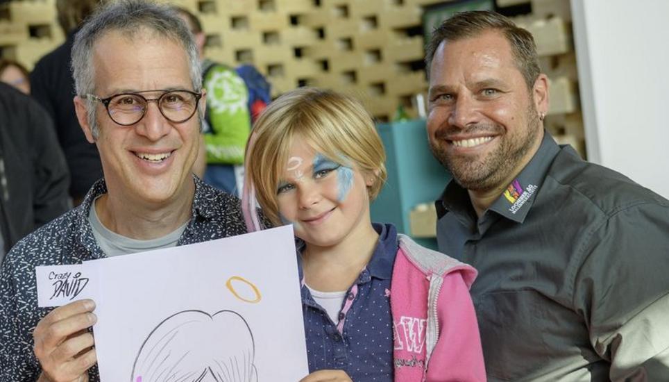David Levine alias «Crazydavid» zeichnete Karikaturen, so auch von der kleinen Lynn. Rechts: Timo Locherer.