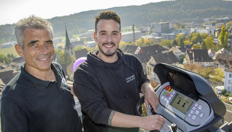 Beat Moretti zeigt mit Sohnemann Nicolas in 45 Metern Höhe, wie seine Arbeitsbühnen funktionieren.