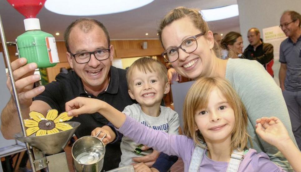 Sven und Caroline Tresch zeigten ihren Kindern Berufs- gruppen, mit denen sie im Alltag wenig Berührung haben.