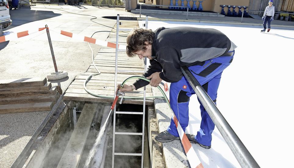 Ein Mitarbeiter der auf Kälteanlagen spezialisierten Firma Engie pumpt das Kältemittel der Eisfläche ab. Bild: Selwyn Hoffmann