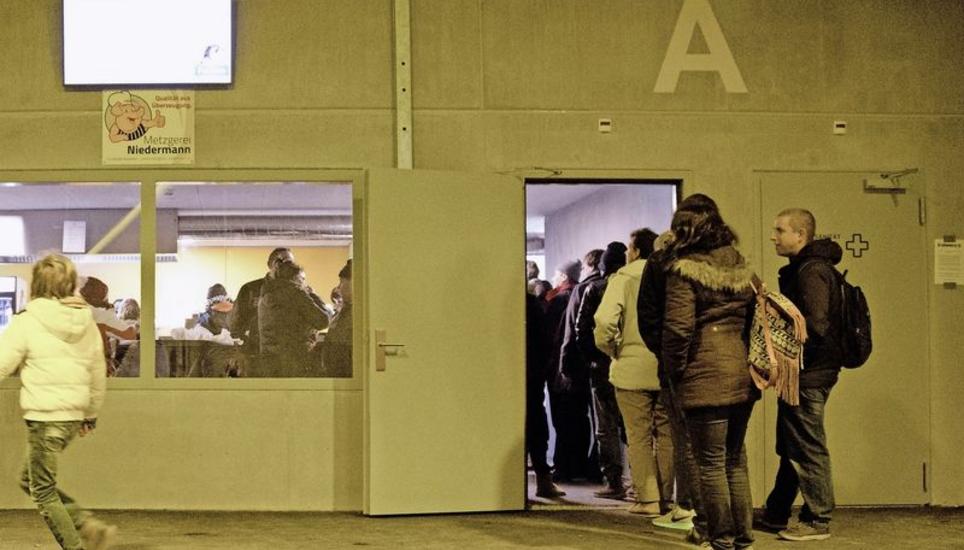 Zu lange anstehen für die Verpflegung: Die Catering-Boxen im Lipo-Park standen lange in der Kritik. Bild: Luisa Kehl