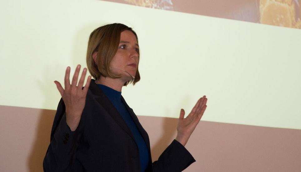Henriette Engbersen begeistert die Besucher mit ihrem Vortrag. Bild: Julia Leppin