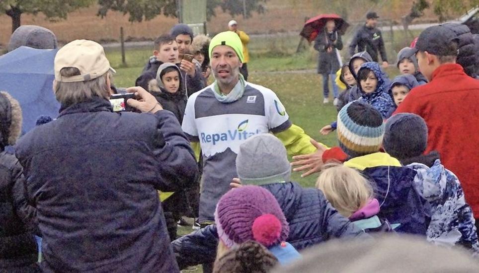Der Einmarsch des umjubelten Dauerläufers Stephan Franz (grüne Kappe). Bild: toe