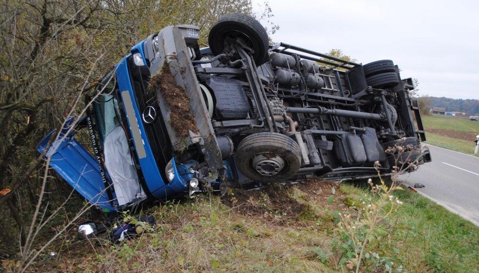 Am Lastwagen entstand Totalschaden. Bild: SHPol