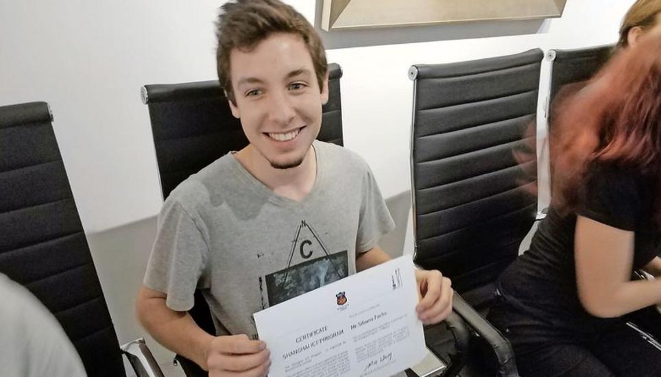 Die 27 Projektteilnehmer erhielten in Schanghai ein Zertifikat, auch der 18-jährige Lehrling Silvano Fuchs. Bild: zvg
