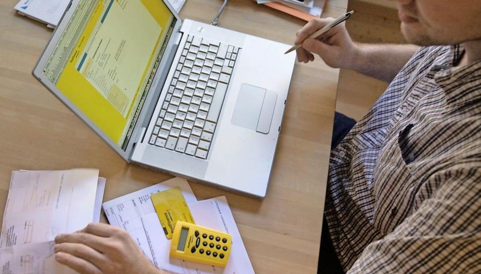 Wenn die Krankenkassenrechnung das Haushaltseinkommen zu stark belastet, zahlt der Staat mit. Knapp 28 000 Personen im Kanton Schaffhausen erhielten im Jahr 2017 eine Prämienverbilligung. Bild: Key
