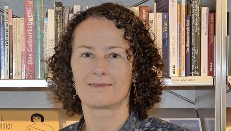 Ursula Stamm umgeben von Büchern. Bild: Elena Stojkova