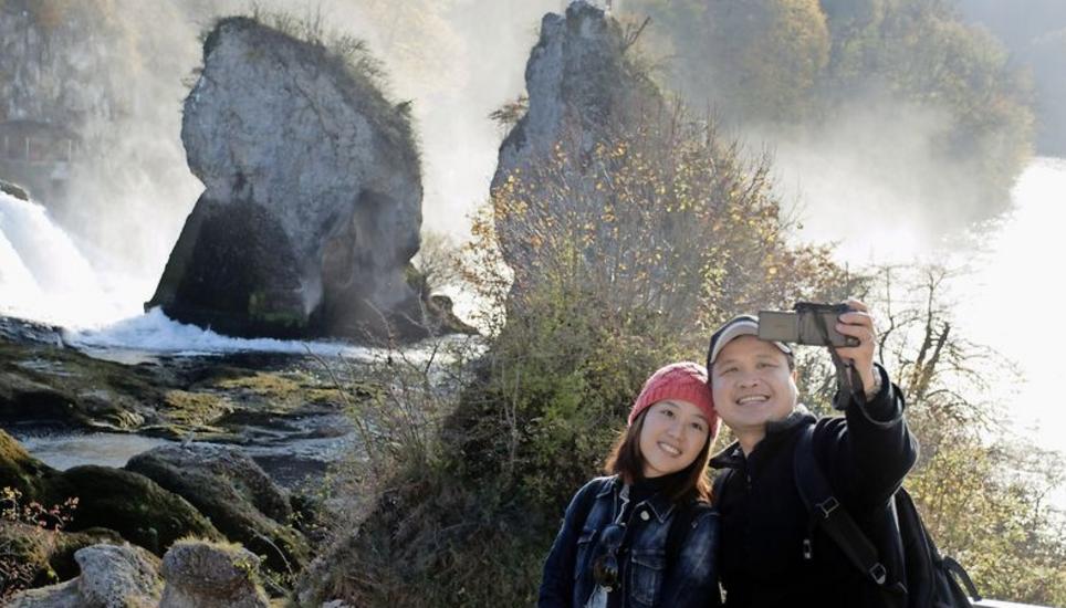 Der Rheinfall gleicht in diesem Jahr eher einer Felslandschaft. Dennoch war er erneut ein beliebtes Ausflugsziel. Bild: Julia Leppin