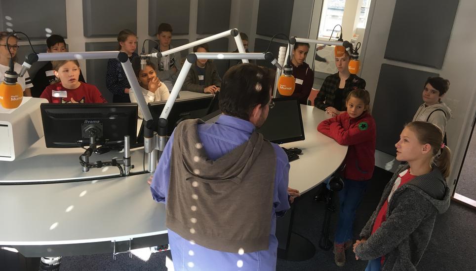 Die Kinder beim Besuch des Radio-Studios. Bild: Radio Munot