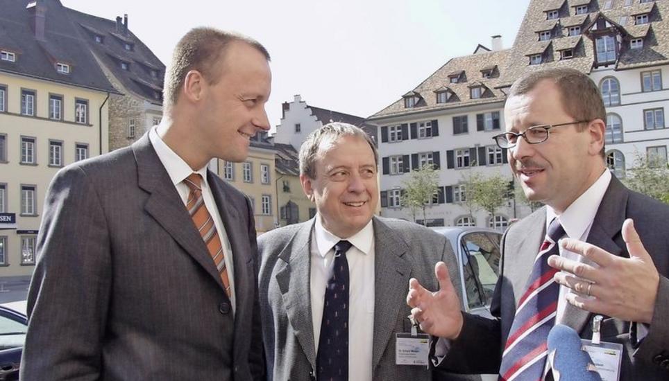 Friedrich Merz 2004 mit dem damaligen Schaffhauser Regierungspräsidenten Erhard Meister und Wirtschaftsförderer Thomas Holenstein auf dem Herrenacker in Schaffhausen. Bild: Selwyn Hoffmann