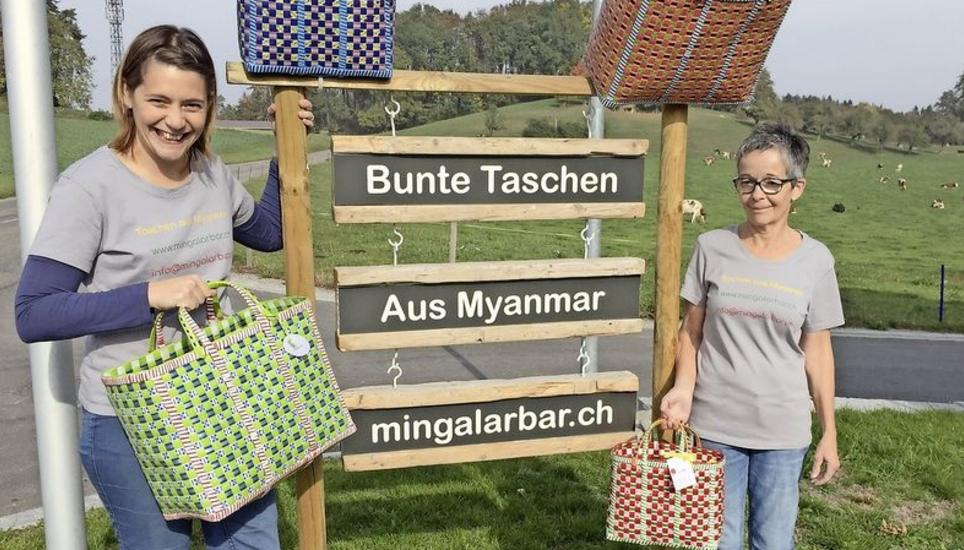 Mingalarbar heisst Grüezi auf Myanmarisch: Stefanie Egli und Mutter Ruth Portmann mit den Taschen aus Myanmar. Bild: Therese Schurter