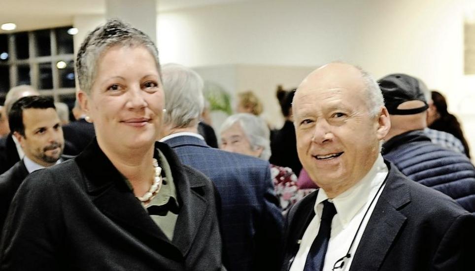 Sie freuen sich über das grosse Publikumsinteresse an der Credit-Suisse-Veranstaltung: Nina Tosi, Marktleiterin Schaffhausen, und Oliver Adler, Chefökonom. Bild: B. + E. Bührer
