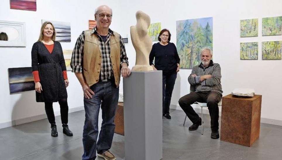 Stellen in Kleinandelfingen aus (von links): Edyta Nadolska-Scheib, Christian Pflanzl, Trudi Schüeli und Hans Russenberger. Es fehlt Verena Wanner. Bild: Mark Gasser