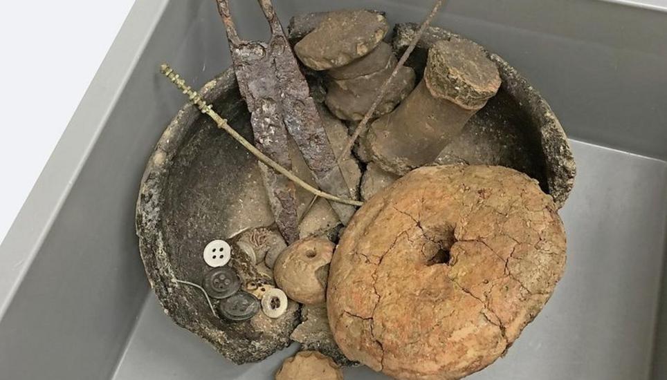 Das Fundkästchen von Kantonsarchäologin Katharina Schäppi. Bild: Kantonsarchäologie