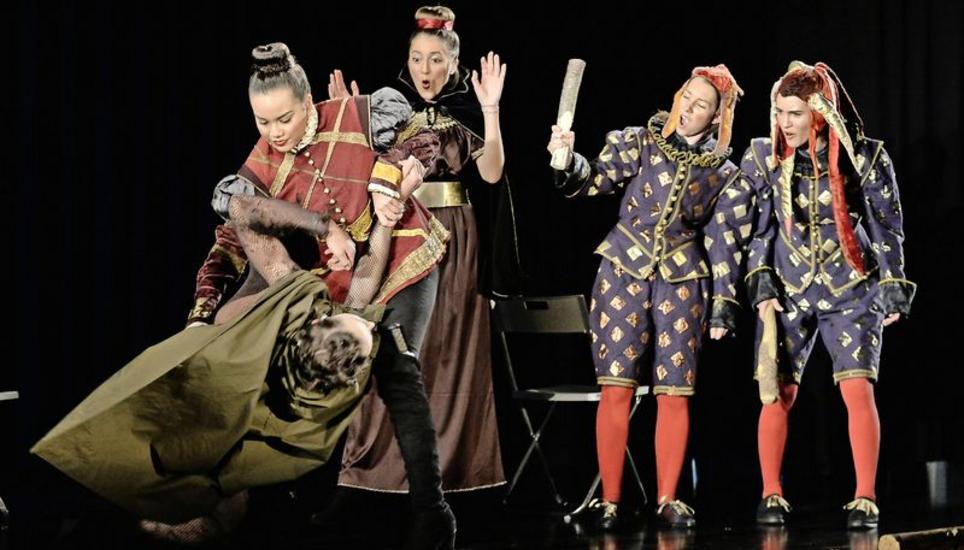 Gegen geballte Frauenpower kommt Caliban nicht an. V. l. n. r.: Caliban, Gonzala, Prospera, Trincula und Stephania. Bild: Selwyn Hoffmann