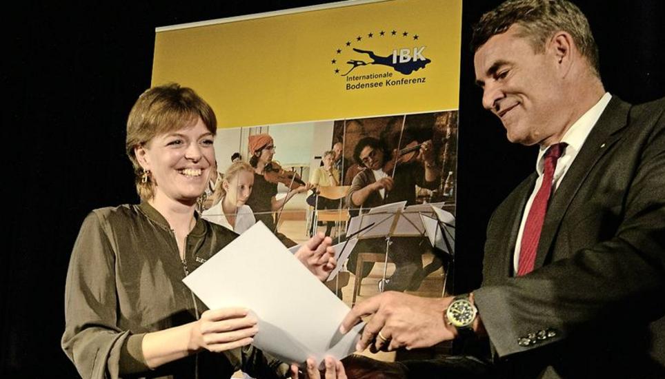 Christian Amsler überreicht Nadja Kirschgarten ihre Auszeichnung. Bild: Selwyn Hoffmann