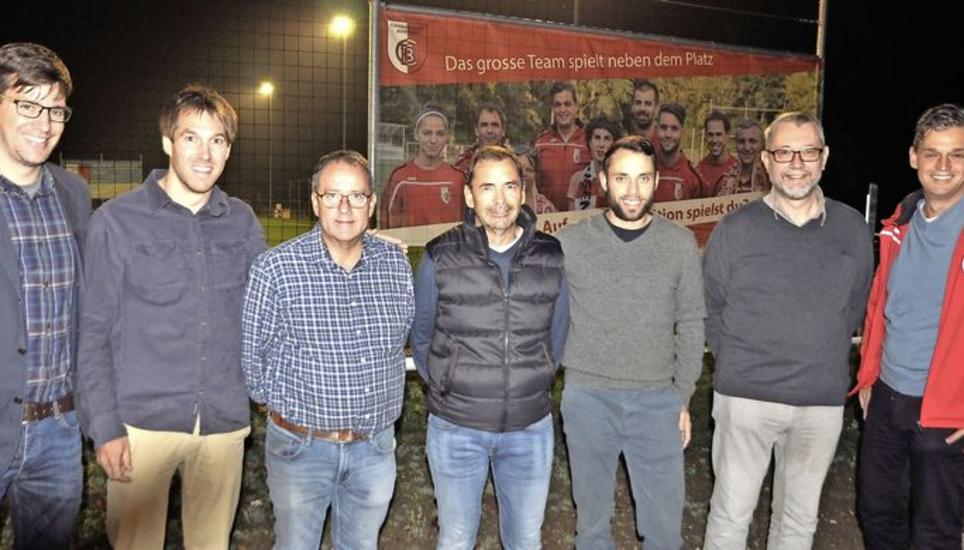 Präsentieren das Projekt (von links): Benjamin Egli, Christian Affolter, Theo Widmer und die FCB-Funktionäre Heinz Wipf, Elias Meier, Bürgermeister Markus Möll und Juniorenobmann Daniel Spitz. Bild: Daniel F. Koch