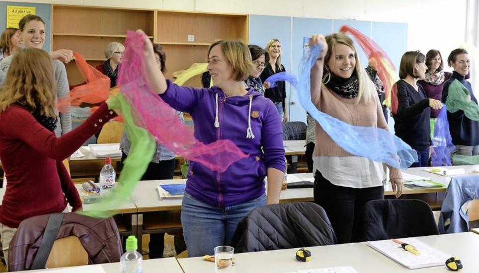 Zehn Minuten Zeit hatte jede Lehrperson, um den Kollegen eine spannende und erfolgreiche Übung zu zeigen. Im Bild: Gehirntraining durch Bewegung. Bild: Selwyn Hoffmann