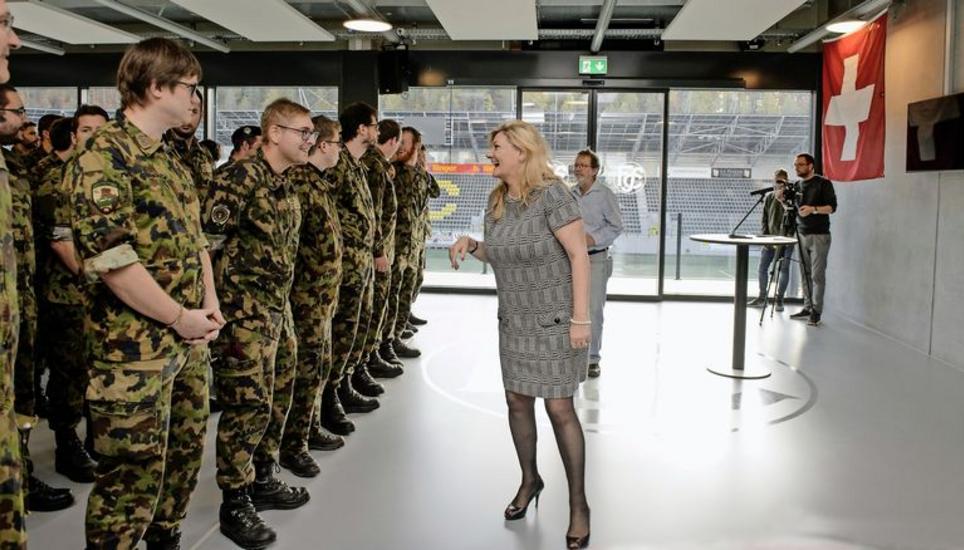 Regierungsrätin Cornelia Stamm Hurter dankte den Schaffhauser Militärangehörigen im Fussballstadion Lipo-Park für ihren geleisteten Dienst. Sie konnten gestern ihr Material abgeben und wurden aus der Dienstpflicht entlassen. Bilder: Selwyn Hoffmann