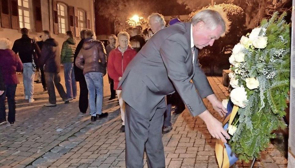 Der erste Bürgermeisterstellvertreter von Gailingen, Ingbert Sienel, legt anlässlich der Gedenkfeier für die Zerstörung der Synagoge vor 80 Jahren auf dem Synagogenplatz einen Kranz nieder. Bild: Michael Kessler