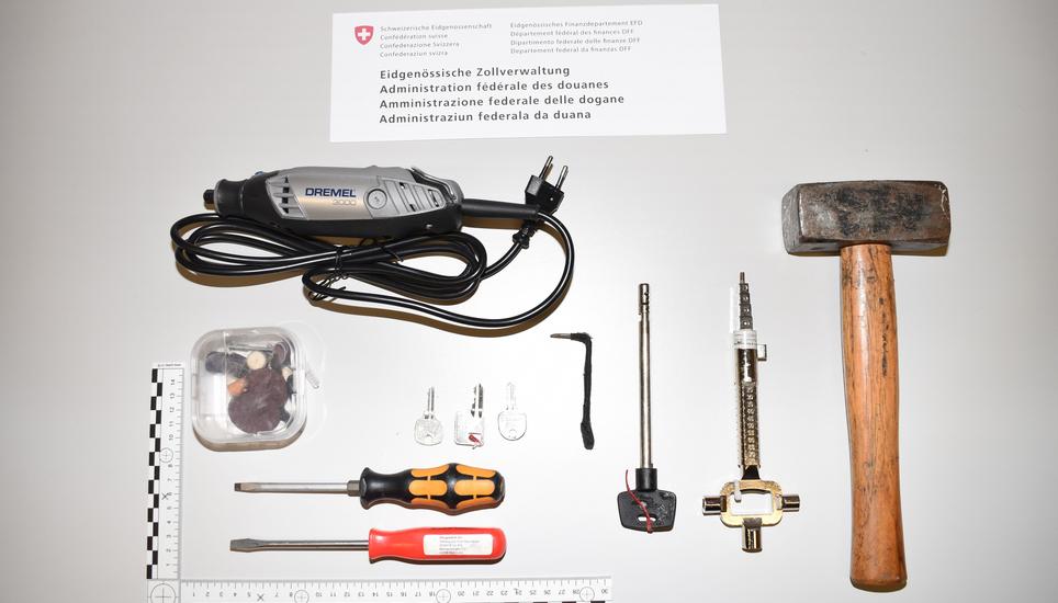 Dieses spezifische Einbruchswerkzeug wurde im Auto des gesuchten Verbrechers gefunden. Bild: EZV
