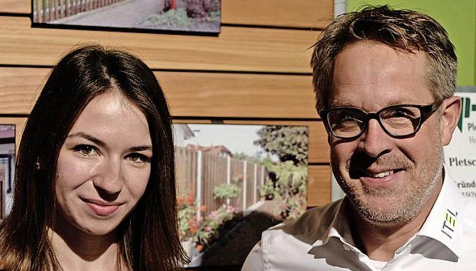 Sandrina Epprecht (Firma Pletscher) mit Gastgeber Urs Itel. Bild: Thomas Brack