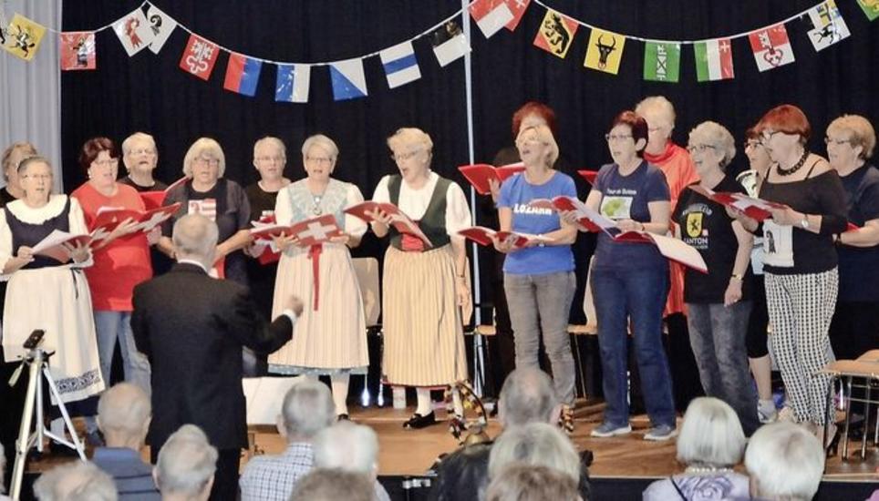 Der Frauenchor unter der Leitung von Benedikt Hofstetter nahm das Publikum mit auf eine musikalische Schweizer Reise. Bild: bar