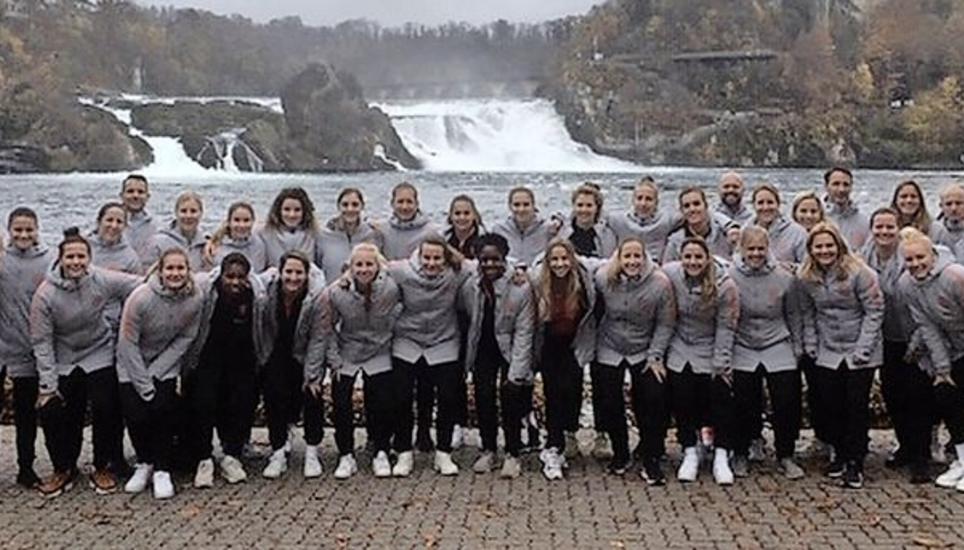 Sightseeing am Rheinfall: Unter der Leitung von Heinz Rähmi (links) besuchte das niederländische Frauen-Nationalteam das grösste Naturschauspiel im Kanton Schaffhausen. Bild: zVg