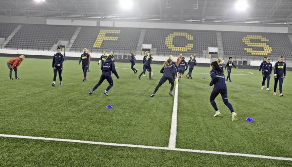 Nationaltrainerin Martina Voss-Tecklenburg (links) beim Abschlusstraining im Lipo-Park. Bild: Daniel F. Koch