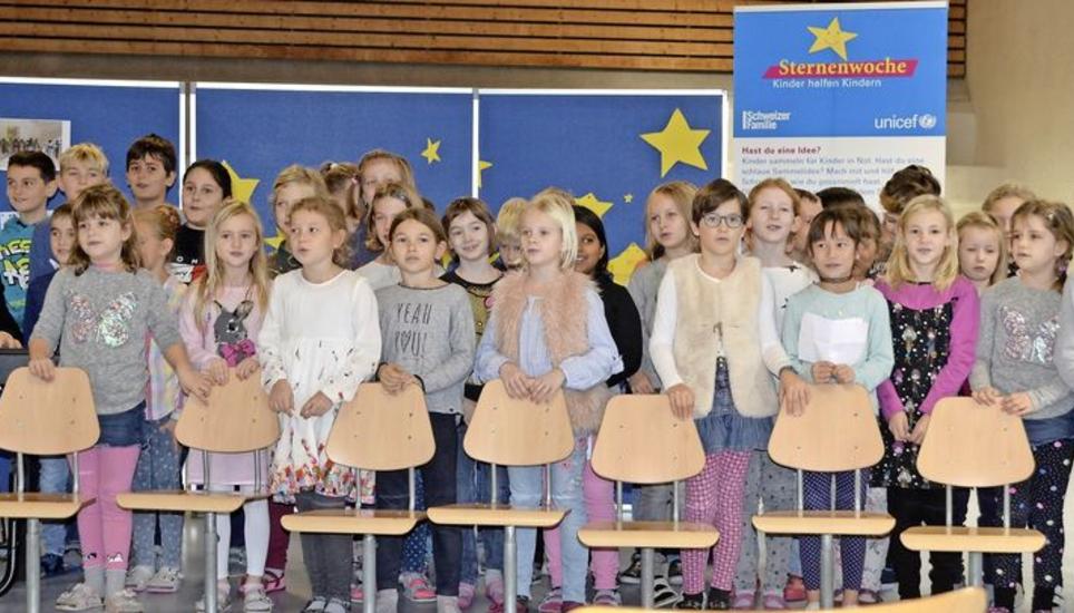 An der Kinder-Pressekonferenz sangen die Schüler der Klassen 2a und 2d gemeinsam ein Lied. Bild: Luc Müller