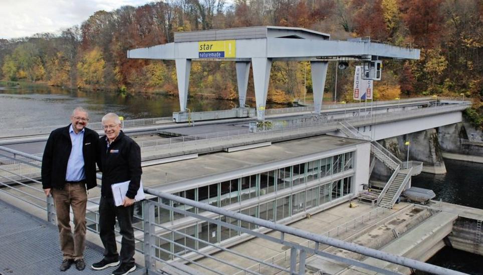 Hagen Pöhnert (links) und Viktor Spörndli mit dem Portalkran im Hintergrund. Bild: Julia Leppin