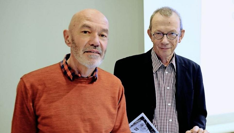 Die Historiker Bernhard Ott (links) und Adrian Knöpfli mit dem Buch über die «Schaffhauser AZ». Bild: Eric Bührer