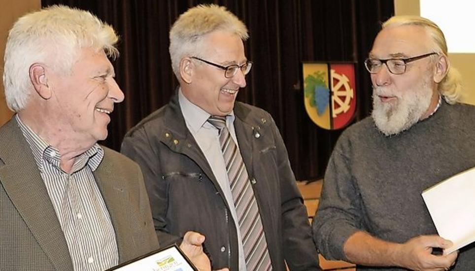 Gemeindepräsident Hansruedi Schuler (Mitte) ehrt die Preisträger Wilfried Hügli (links) und Thomas Maag. Bild: Rolf Hauser