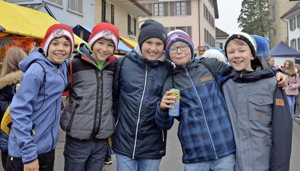 Andelfinger Schüler sind schon morgens auf dem Markt anzutreffen. Bild: Katja Brütsch