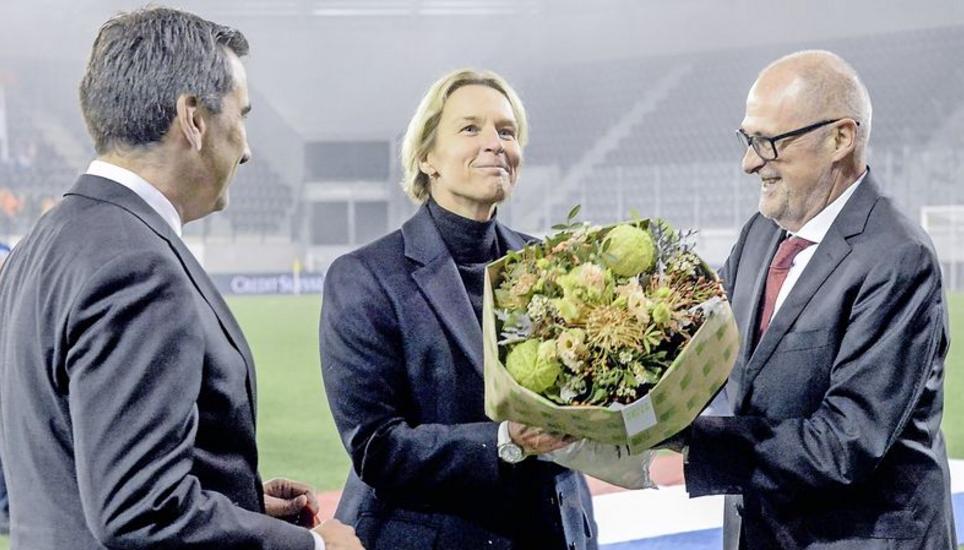 Laurent Prince (l.) und SFV-Präsident Peter Gilliéron verabschieden im Schaffhauser Lipo-Park die scheidende Nationaltrainerin Martina Voss-Tecklenburg. Bild: R. Albrecht