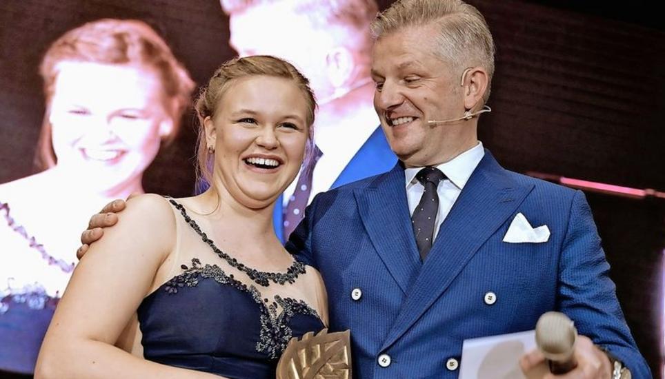 Nachwuchssportlerin Sarah Hügli mit Moderator Salzgeber. Bild: Michael Kessler