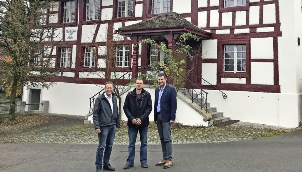 Genossenschaftspräsident Paul Mayer, der designierte neue Wirt Jörg Peter und Gemeindepräsident und Genossenschafter Matthias Stutz (von links) vor der frisch renovierten «Stube» in Marthalen. Bild: zvg