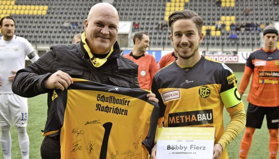 FCS-Spieler Miguel Castroman überreicht Andreas «Böbby» Fierz seine Dauerkarte auf Lebenszeit. Bild: Tobias Erlemann